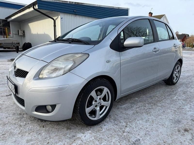 Begagnad Toyota Yaris 99 HK (72 kW) 2011 Silver Halvkombi