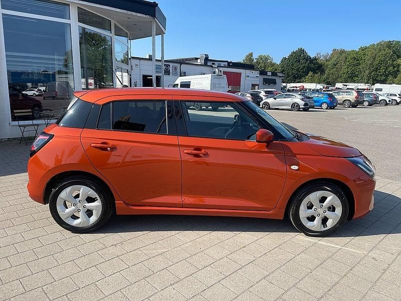 Begagnad Suzuki Swift 83 HK (61 kW) 2024 Orange (flame orange) Halvkombi
