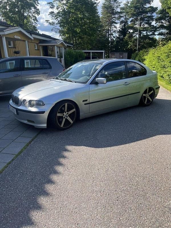 Silver Begagnad 2003 BMW 316 Halvkombi | 52 000 kr - Bild 1/4