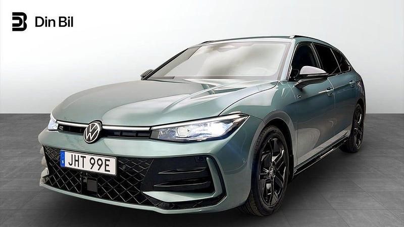 Ljusgrön Begagnad 2025 VW Passat R-line Kombi | 449 900 kr (Dyr) - Bild 1/4