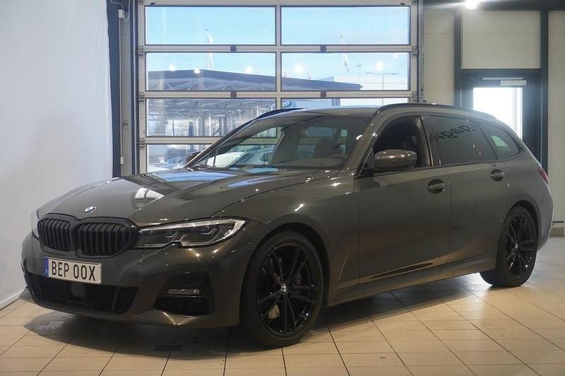 Dravit grå metallic Begagnad 2020 BMW 330 Kombi | 359 900 kr (Marknadspris) - Bild 1/4