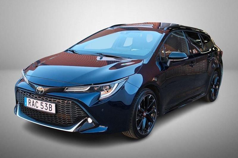 Mörkblå (blå) Begagnad 2022 Toyota Corolla Sport Kombi | 274 900 kr (Marknadspris) - Bild 1/4
