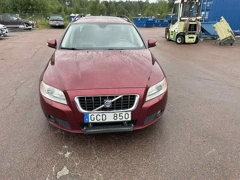 Röd Begagnad 2008 Volvo V70 Momentum Kombi | 45 000 kr (Dyr) - Bild 1/4