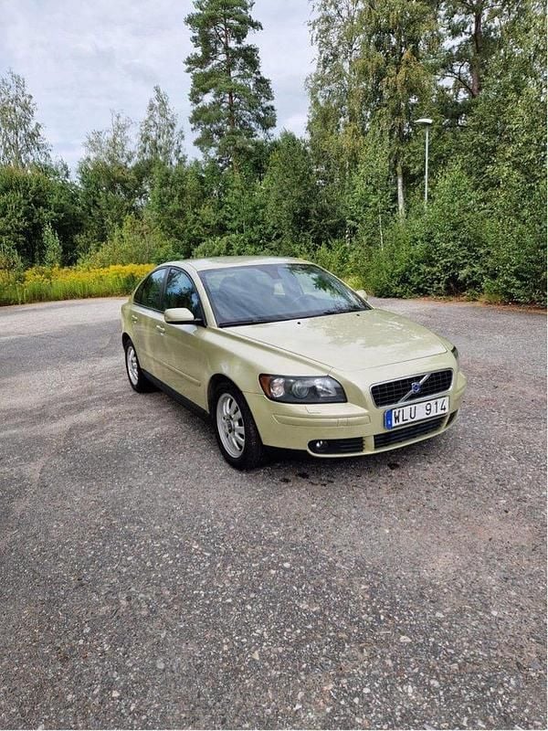 Grön Begagnad 2004 Volvo S40 Sedan | 30 000 kr (Marknadspris) - Bild 1/4