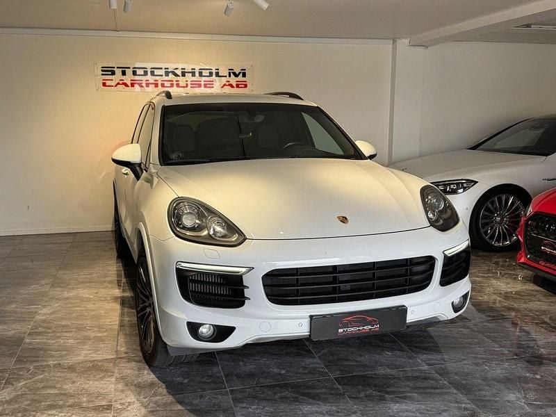 Vit Begagnad 2016 Porsche Cayenne Sport SUV | 289 900 kr (Bra pris) - Bild 1/4