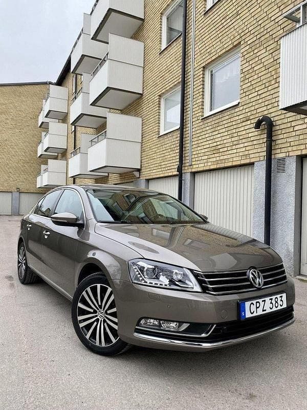 Brun Begagnad 2012 VW Passat Sedan | 89 000 kr - Bild 1/4