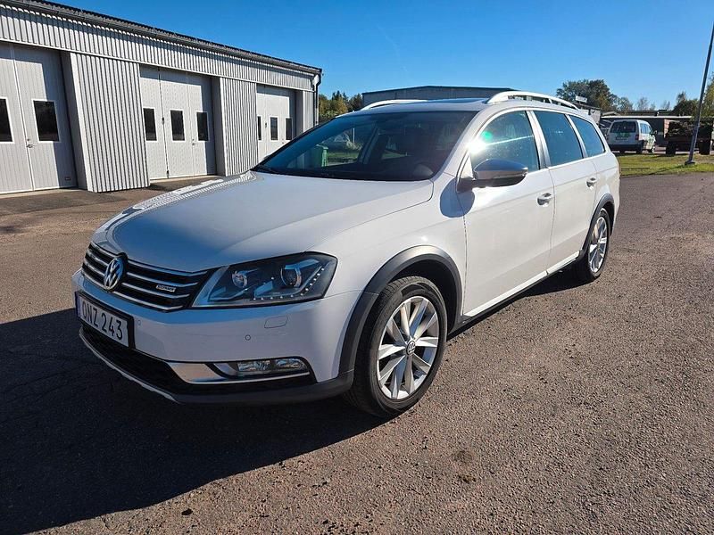 Vit Begagnad 2012 VW Passat Alltrack Kombi | 99 900 kr (Marknadspris) - Bild 1/4