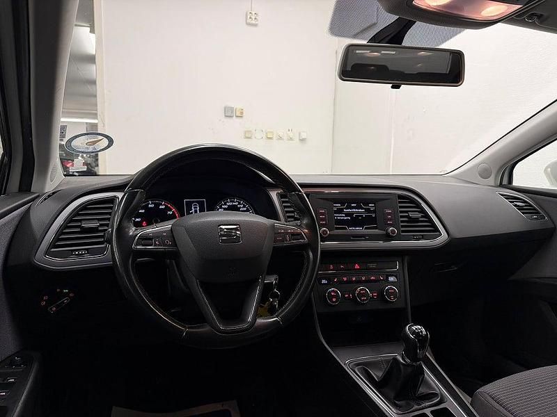 Begagnad Seat Leon Style 131 HK (96 kW) 2019 Vit Halvkombi
