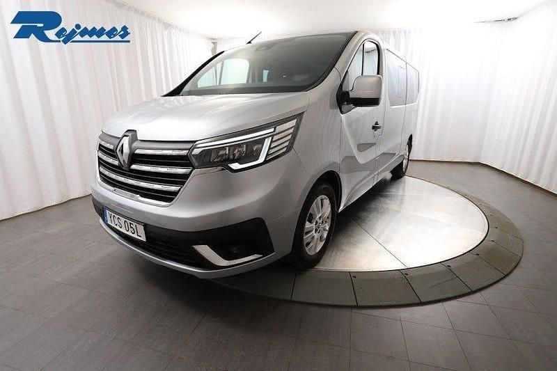 Grå (grå highland metallic kqa) Begagnad 2023 Renault Trafic Minibuss | 369 800 kr (Marknadspris) - Bild 1/4