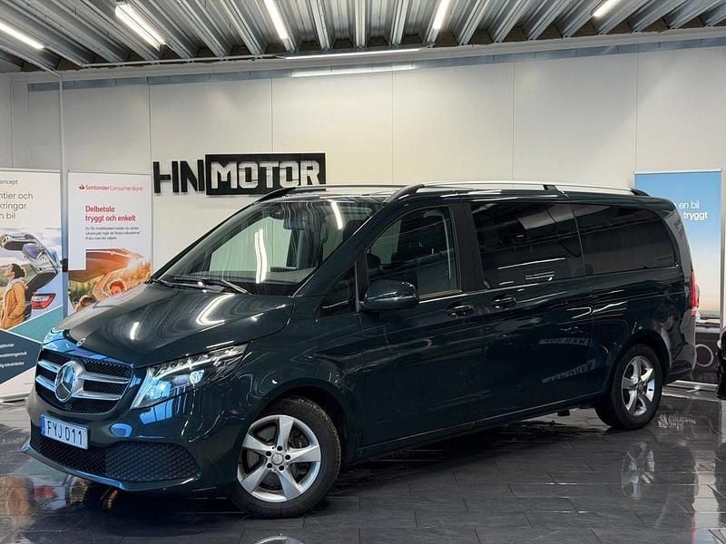 Mörkgrön Begagnad 2022 Mercedes V220 Minibuss | 569 900 kr - Bild 1/3