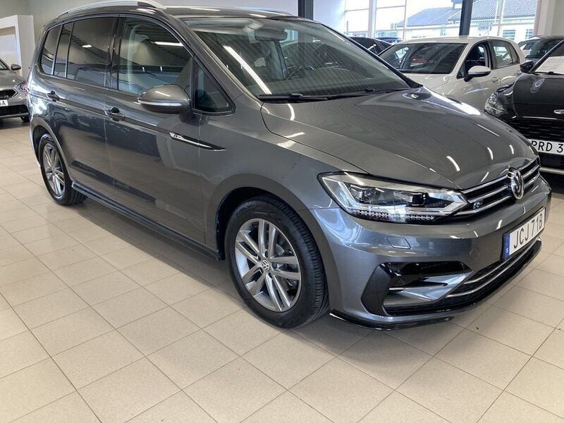 Mörkgrå (indium grey metallic) Begagnad 2020 VW Touran R-line Minibuss | 309 900 kr (Marknadspris) - Bild 1/4