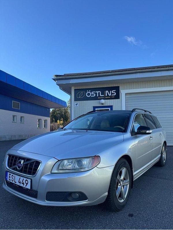 Grå Begagnad 2008 Volvo V70 Summum Kombi | 49 000 kr (Lite dyr) - Bild 1/4