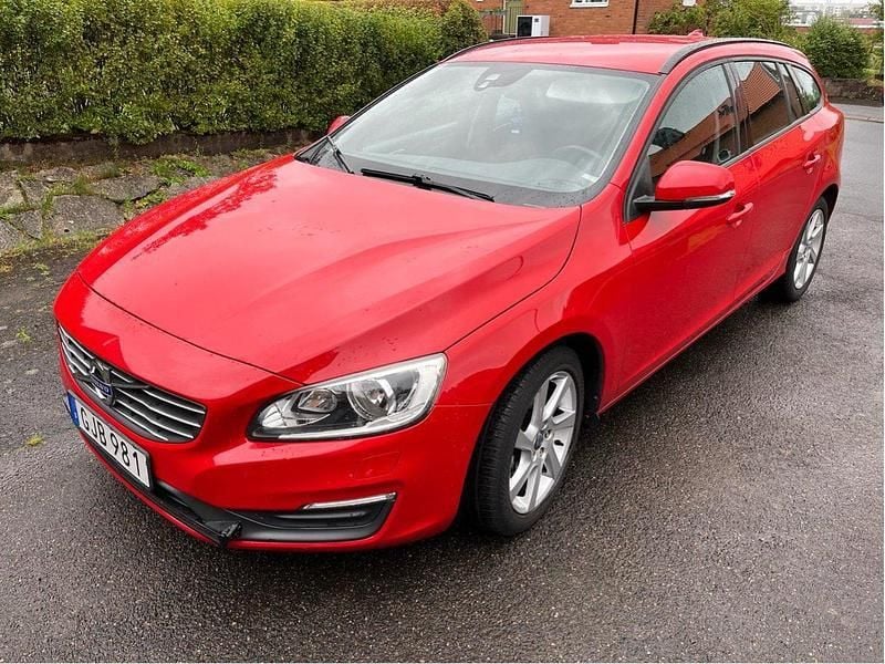 Röd Begagnad 2014 Volvo V60 Kinetic Kombi | 95 000 kr (Superpris) - Bild 1/4