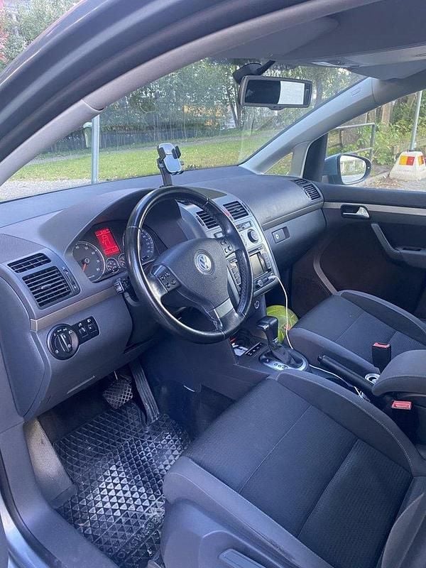 Grå Begagnad 2010 VW Touran Minibuss | 67 000 kr (Superpris) - Bild 1/4