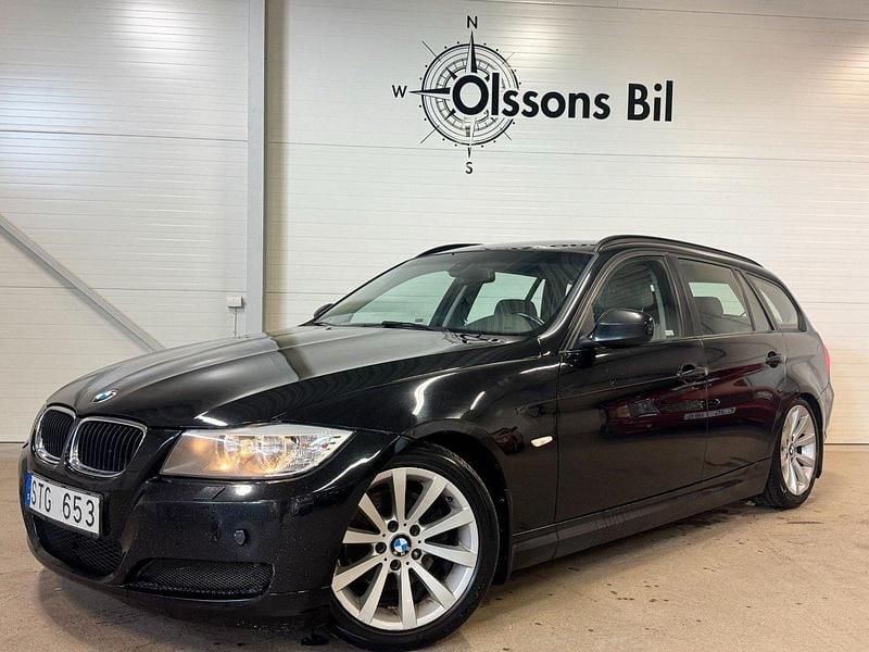 Svart Begagnad 2010 BMW 318 Comfort Edition Kombi | 59 900 kr (Marknadspris) - Bild 1/4