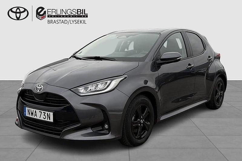 Mörkgrå Begagnad 2024 Toyota Yaris Hybrid Active Halvkombi | 259 000 kr (Lite dyr) - Bild 1/4