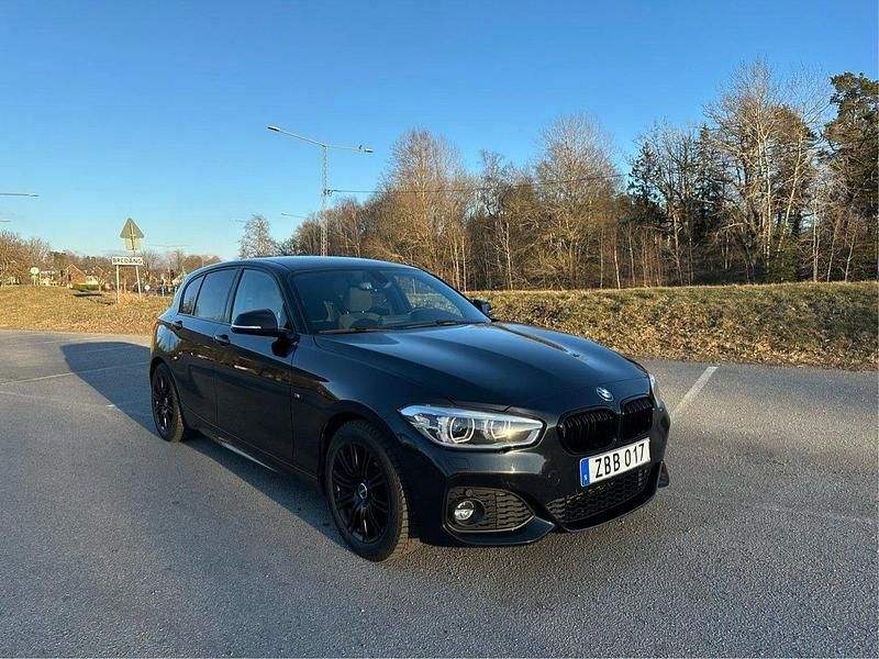 Svart Begagnad 2018 BMW 118 M Sport Halvkombi | 160 000 kr (Marknadspris) - Bild 1/4