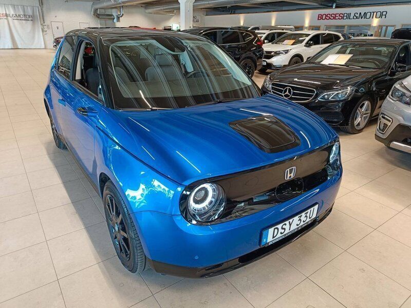 Mörkblå (mblå) Begagnad 2020 Honda e Advance Halvkombi | 289 000 kr (Marknadspris) - Bild 1/4