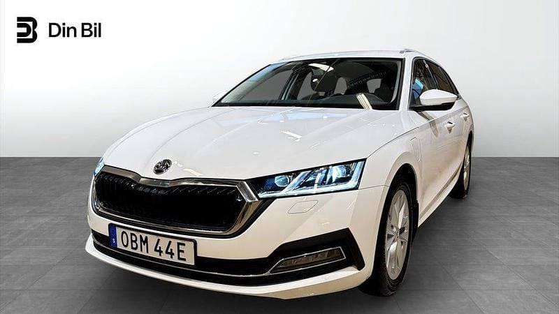 Candy white Begagnad 2024 Skoda Octavia Style Kombi | 319 900 kr (Marknadspris) - Bild 1/4