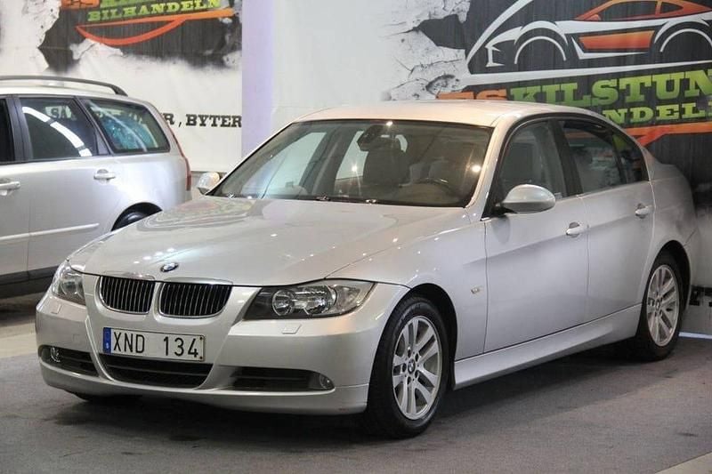 Ljusgrå Begagnad 2006 BMW 325 Advantage Sedan | 89 900 kr (Lite dyr) - Bild 1/4