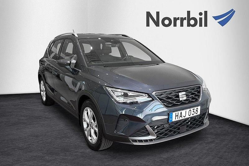 Grå Begagnad 2024 Seat Arona FR SUV | 229 900 kr (Marknadspris) - Bild 1/4