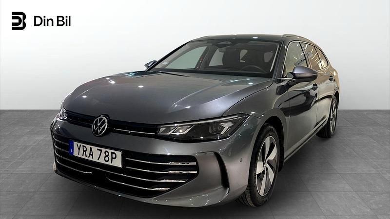 Grå Begagnad 2025 VW Passat Business Kombi | 379 900 kr (Lite dyr) - Bild 1/4