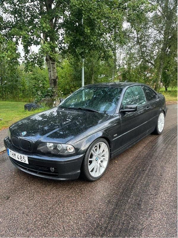 Svart Begagnad 2002 BMW 325 Sport Line Sportkupé | 43 000 kr (Superpris) - Bild 1/4