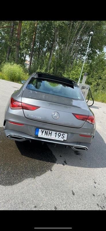 Grå Begagnad 2020 Mercedes CLA200 AMG Sportkupé | 290 000 kr (Marknadspris) - Bild 1/4