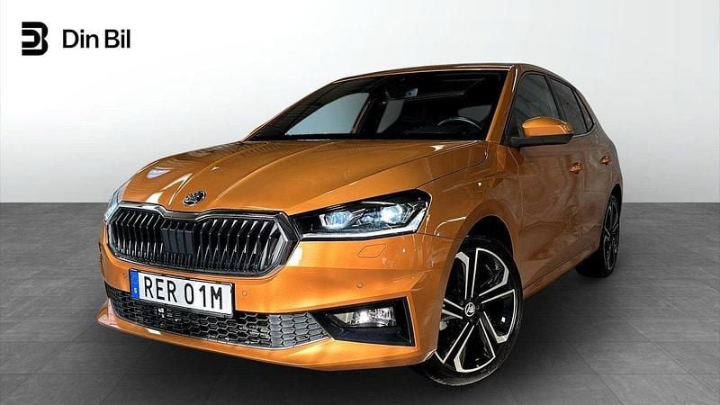 Orange (phoenix orange metallic) Begagnad 2023 Skoda Fabia Style Halvkombi | 224 900 kr (Marknadspris) - Bild 1/4