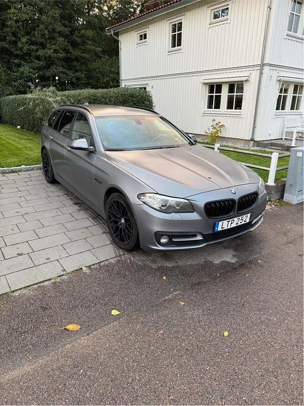 Grå Begagnad 2015 BMW 520 M Sport Kombi | 115 000 kr (Bra pris) - Bild 1/4
