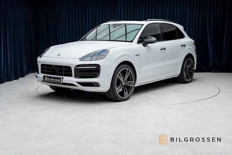 Vit Begagnad 2023 Porsche Cayenne Platinum Edition SUV | 899 900 kr (Superpris) - Bild 1/4