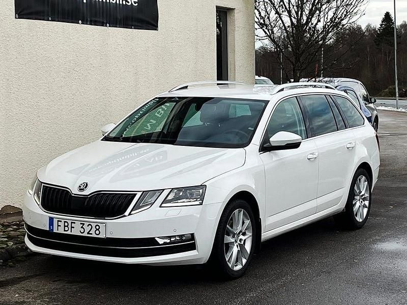 Vit Begagnad 2019 Skoda Octavia Style Kombi | 137 900 kr (Bra pris) - Bild 1/4