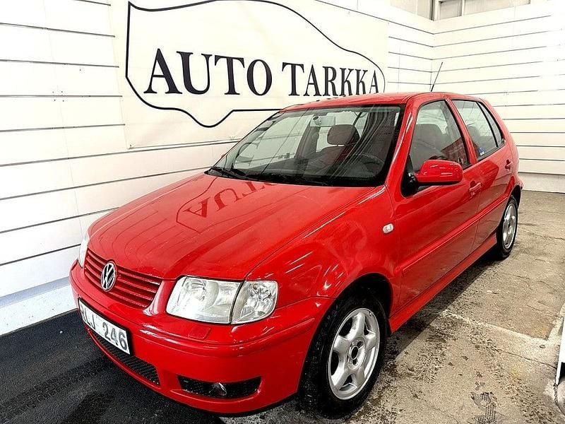 Röd Begagnad 2000 VW Polo Comfortline Halvkombi | 19 900 kr (Marknadspris) - Bild 1/4