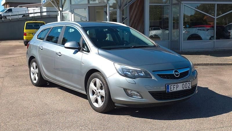 Grå Begagnad 2012 Opel Astra Enjoy Kombi | 59 900 kr (Marknadspris) - Bild 1/4