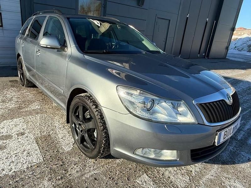 Begagnad Skoda Octavia Elegance 122 HK (89 kW) 2013 Grå Kombi