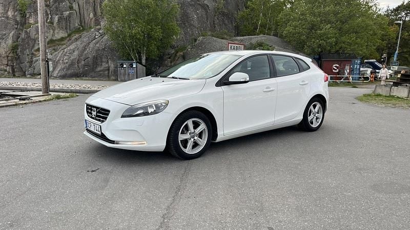 Vit Begagnad 2014 Volvo V40 Kinetic Kombi | 145 000 kr (Marknadspris) - Bild 1/4