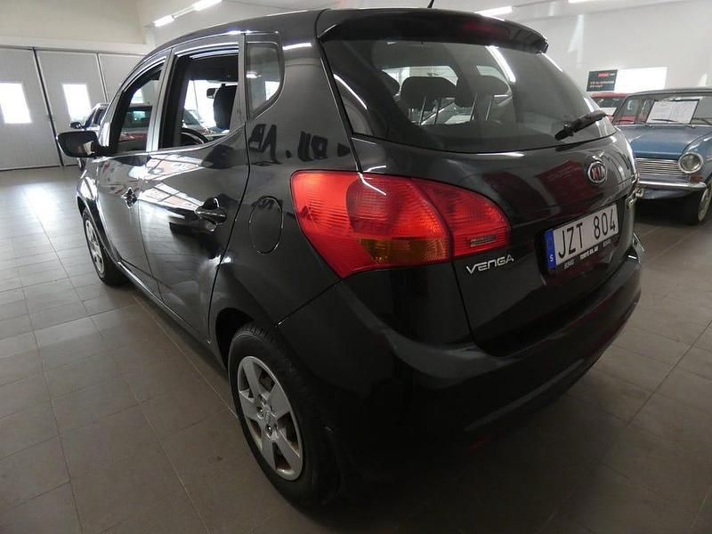Begagnad Kia Venga EX 90 HK (66 kW) 2011 Svart Halvkombi