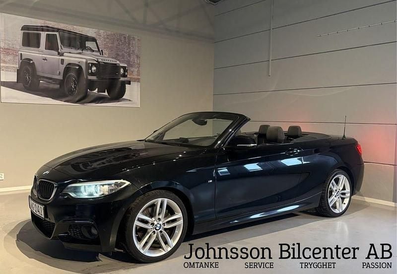 Svart Begagnad 2014 BMW 220 M Sport Cab | 199 900 kr (Marknadspris) - Bild 1/4