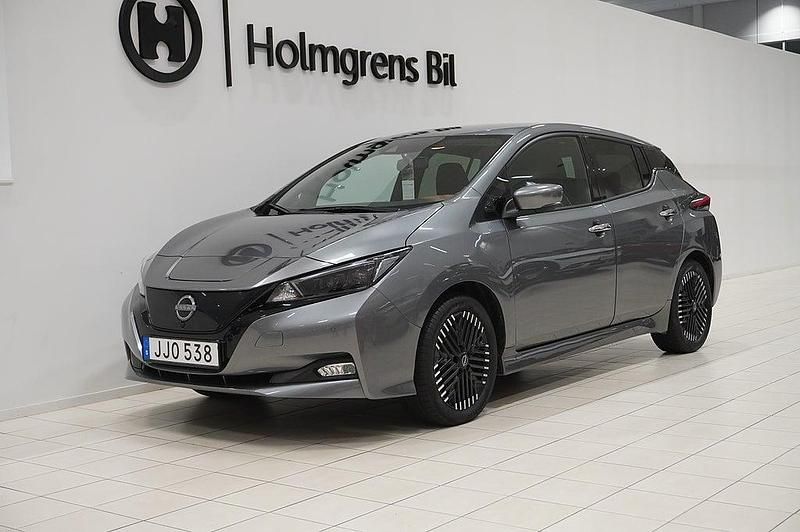 Grå Begagnad 2022 Nissan Leaf N-Connecta Halvkombi | 179 800 kr (Marknadspris) - Bild 1/4