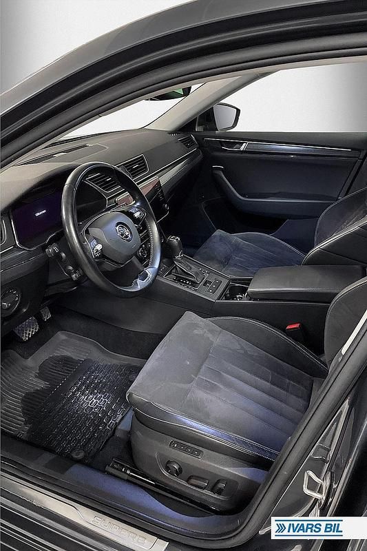 Begagnad Skoda Superb Business Line 200 HK (147 kW) 2021 Grå Kombi
