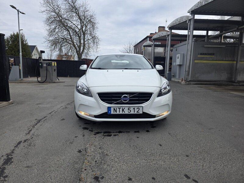 Vit Begagnad 2016 Volvo V40 Kinetic Kombi | 134 000 kr (Marknadspris) - Bild 1/4