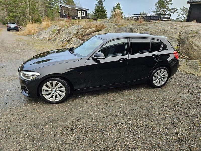 Svart Begagnad 2017 BMW 120 M Sport Halvkombi | 195 000 kr (Marknadspris) - Bild 1/4