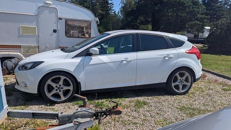 Vit Begagnad 2011 Ford Focus Titanium Halvkombi | 29 900 kr (Bra pris) - Bild 1/4