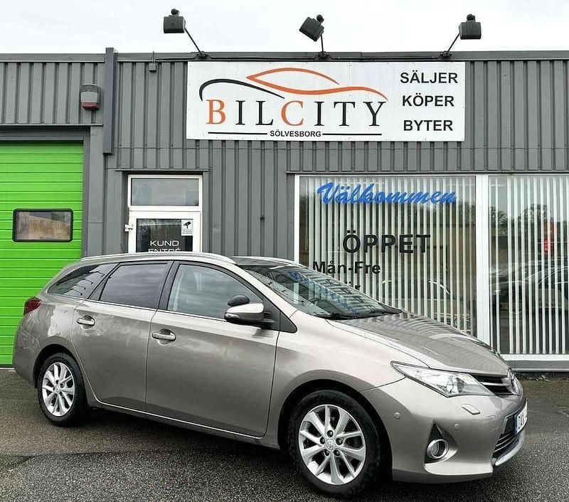 Begagnad Toyota Auris Touring Sports Multidrive S 132 HK (97 kW) 2014 Brun Kombi