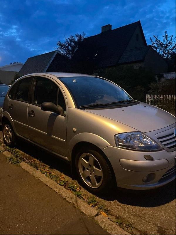 Silver Begagnad 2005 Citroën C3 Halvkombi | 25 000 kr (Lite dyr) - Bild 1/4