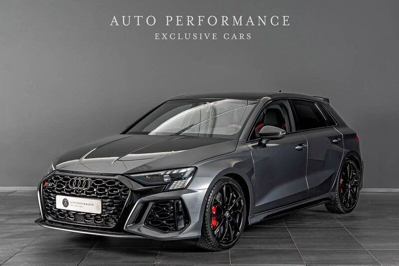 Grå (grå metallic) Begagnad 2024 Audi RS3 Sportback Comfort Halvkombi | 699 900 kr - Bild 1/4