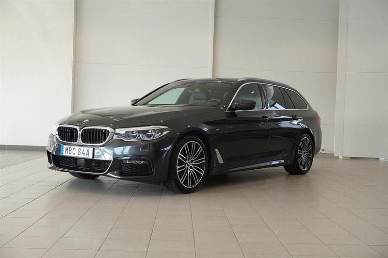 Grå Begagnad 2020 BMW 540 Efficient Dynamics Kombi | 499 800 kr (Marknadspris) - Bild 1/4