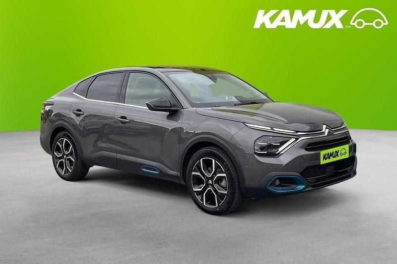 Silver/grå Begagnad 2022 Citroën e-C4 Sedan | 209 800 kr (Marknadspris) - Bild 1/4