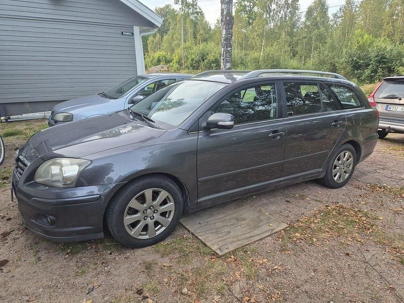 Grå Begagnad 2007 Toyota Avensis Kombi | 33 000 kr (Marknadspris) - Bild 1/4