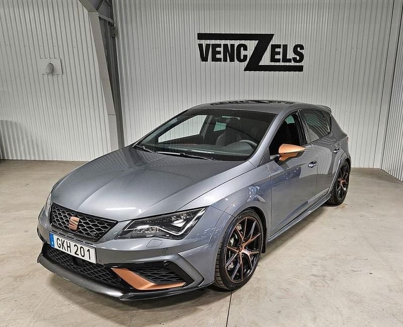 Grå (grå metallic (pearl)) Begagnad 2018 Cupra Leon Limited Edition Halvkombi | 329 000 kr - Bild 1/4